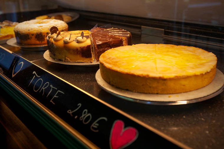 Vielfältige Torten- und Kuchenauswahl der Bäckerei im Café am Friedhof in Straubing